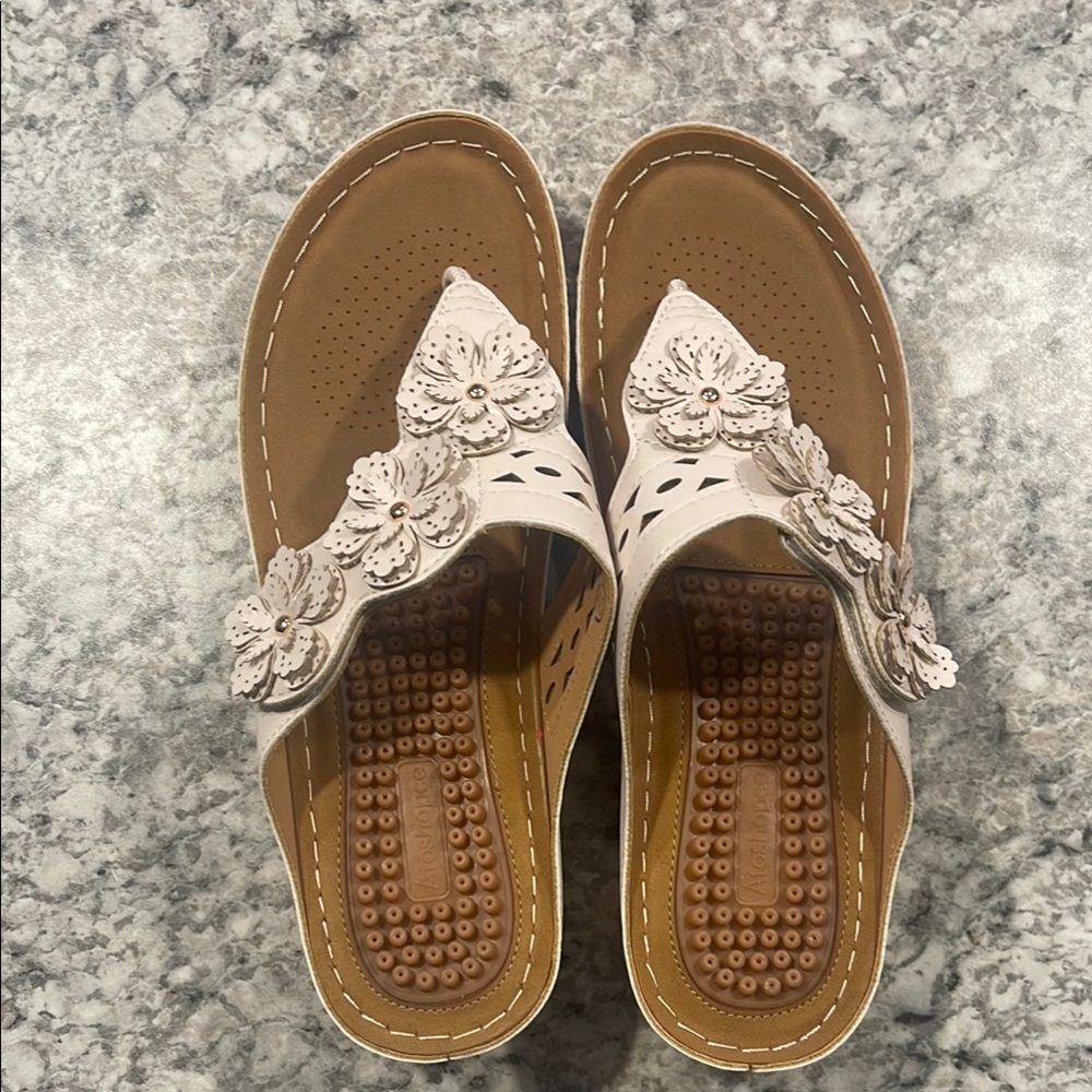 Cute Floral Tan and Cream Sandals